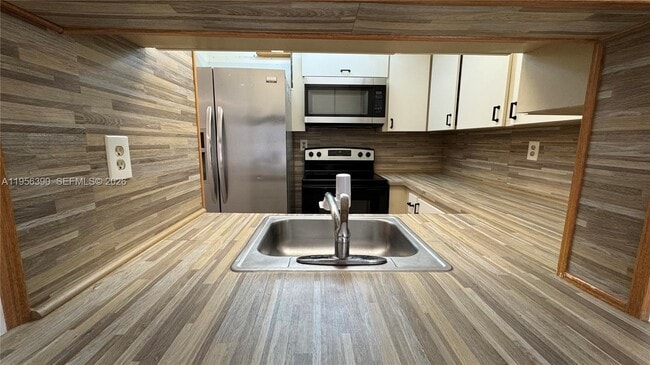 Building Photo - 9688 Fontainebleau Blvd