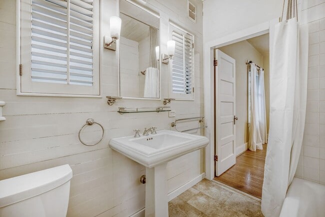 Building Photo - Montlake/Madison Park Area | Remodeled 3 Bed + Bonus Spaces | Arboretum Access