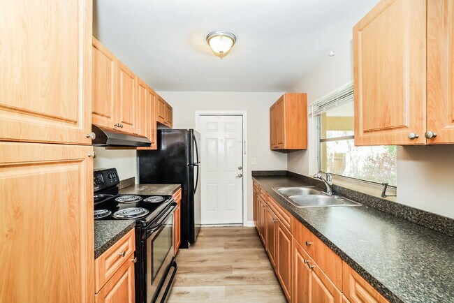 Building Photo - 195 E 28th St