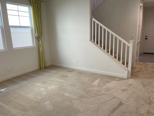 Building Photo - Large 5 Bed / 3 Bath Standalone unit in Lo...