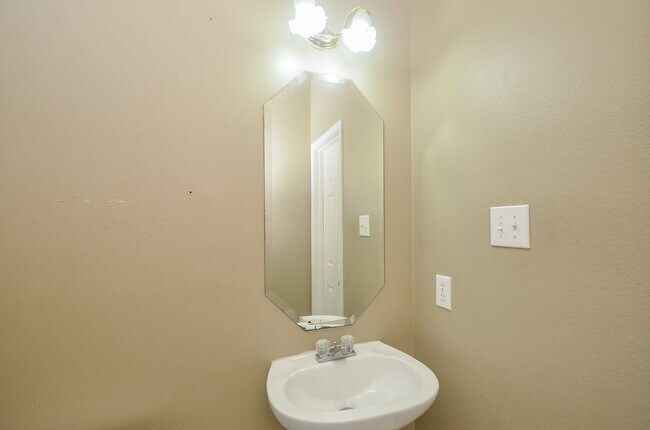 Building Photo - 15002 Turphin Way