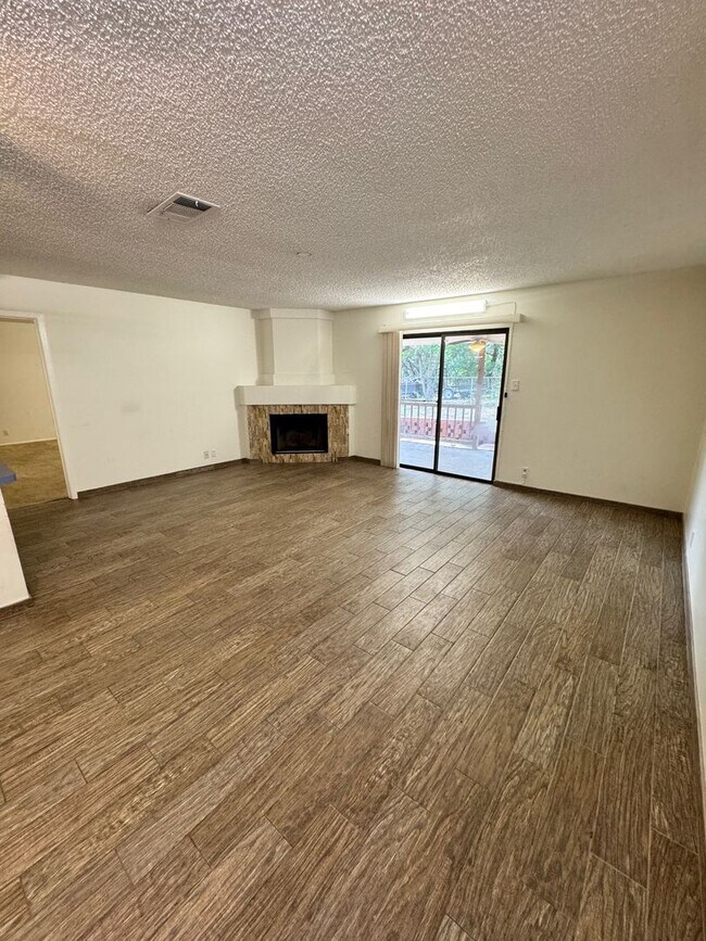 Building Photo - Ready For Move In - Nice 3/2 in West SA In...