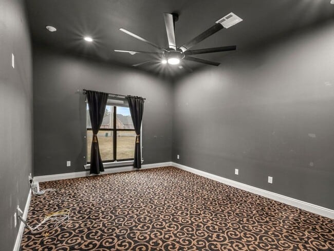 Building Photo - 102 Hidden Trails