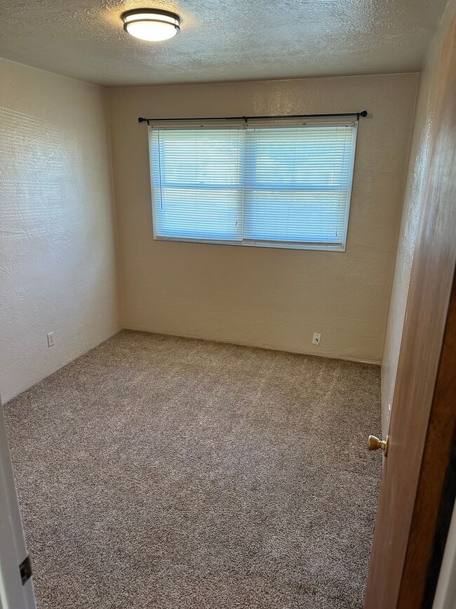 Building Photo - Medford 2 Bedroom, 1 bath Duplex with Fenced Yard