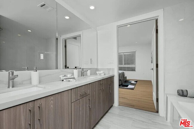 Building Photo - 5405 Hermitage Ave