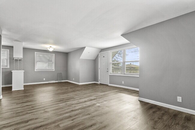 Building Photo - Big, Bold, and Beautiful Upper Unit!