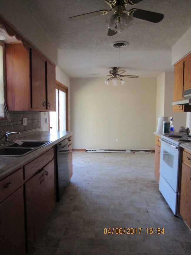 Building Photo - Pet Friendly Home!