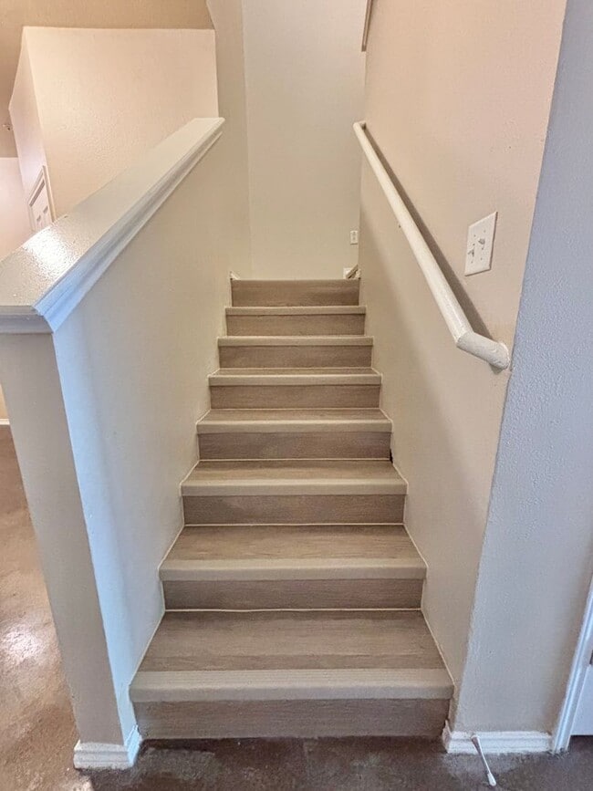 Building Photo - Conveniently located townhome in Universal City!