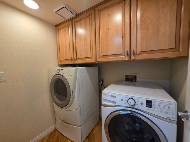 Building Photo - Spacious Home in the Heart of Green Valley