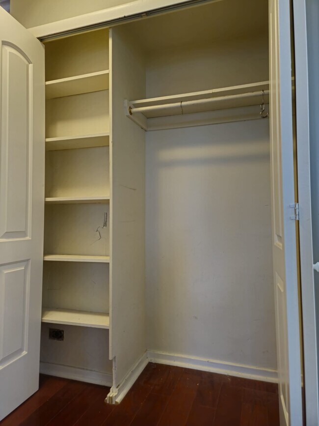 Closet - 2909 N Sheridan Rd