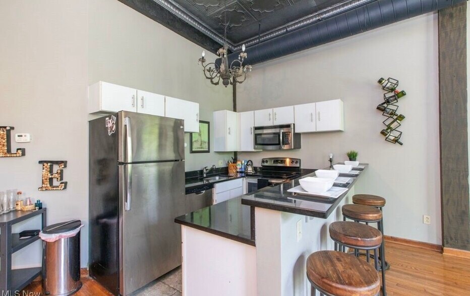 Building Photo - 408 W Saint Clair Ave