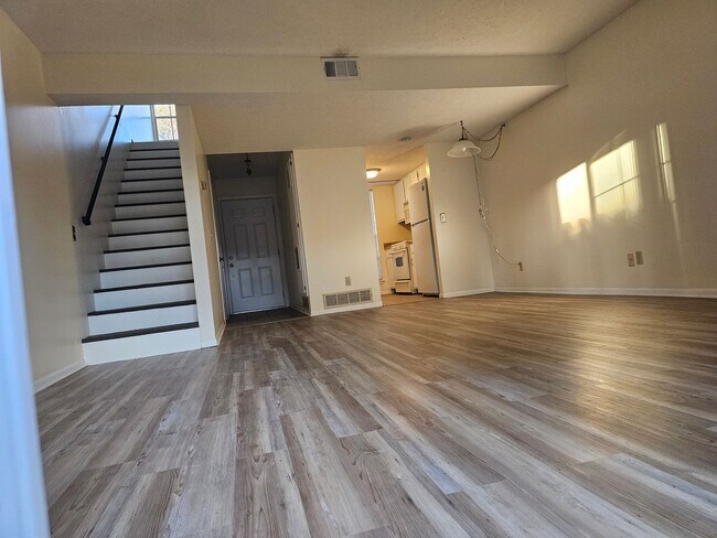 Building Photo - Townhome