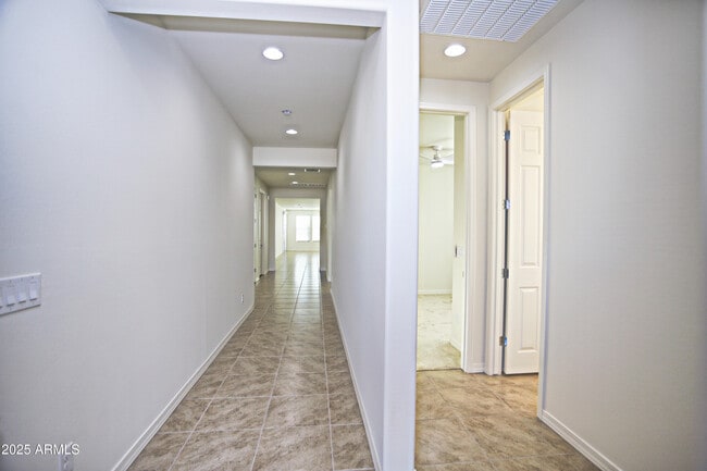 Building Photo - 977 W Finch Dr