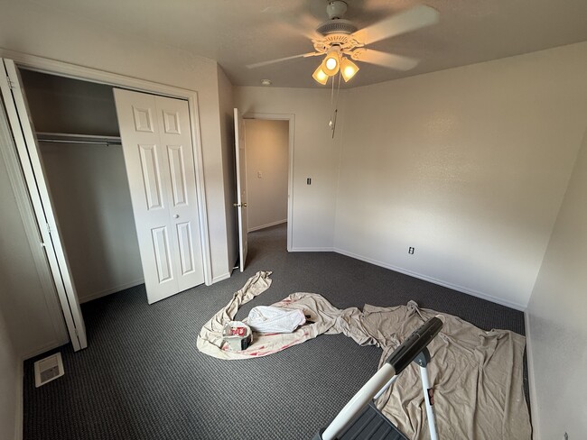 Building Photo - 913 Cardinal Dr