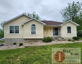Building Photo - 3 Bedroom, 2 Full Bathrooms and oversized ...