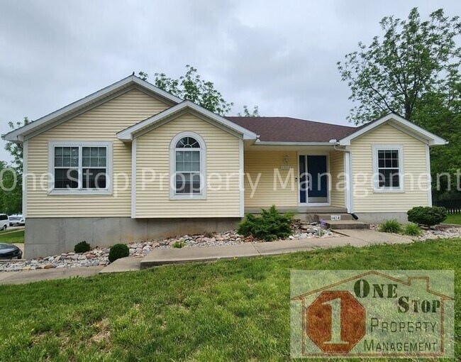 Primary Photo - 3 Bedroom, 2 Full Bathrooms and oversized ...