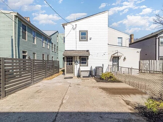 Building Photo - 313 W 7th St