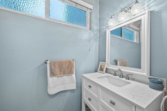 Building Photo - Large townhome in Huntington Beach!