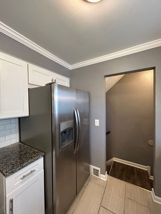 Building Photo - Spacious 3-Bedroom, 2-Bath House in South Euclid
