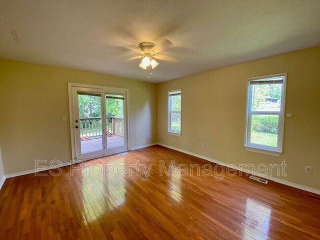 Building Photo - 6879 Oak Lake Dr
