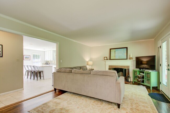 Building Photo - Cool Colonial in North Chevy Chase!