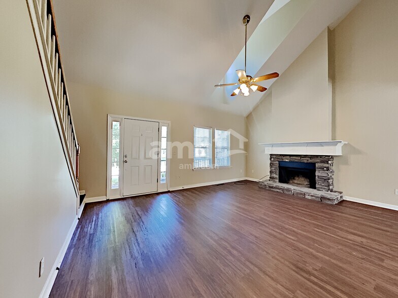 Building Photo - 227 Starlyn Dr