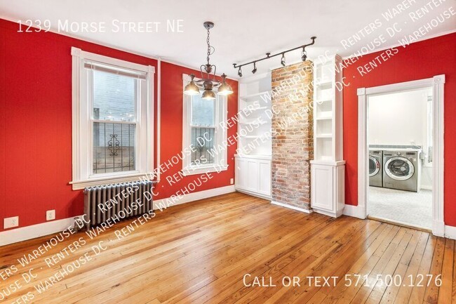 Building Photo - Charming 2-level 3Bd/1.5Bth TH W/Parking! ...