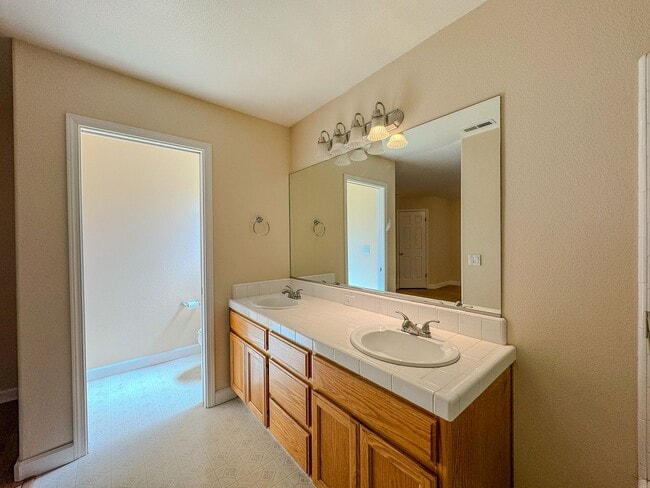 Building Photo - Lovely 3 Bedroom Home!