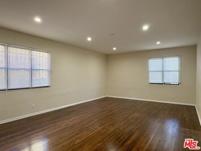 Building Photo - 170 N Orange Dr
