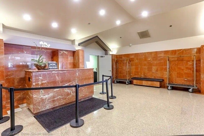 Building Photo - 1212 N La Salle Dr