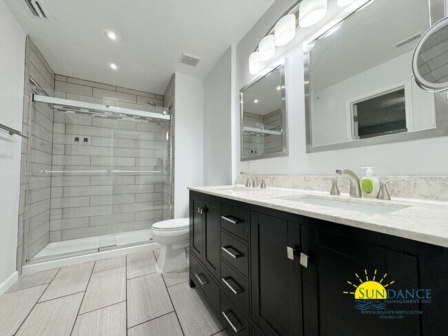 Building Photo - Stunning South Crestview Home with many Custom Details!