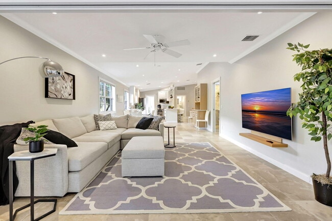 Building Photo - 11361 SW Pembroke Dr