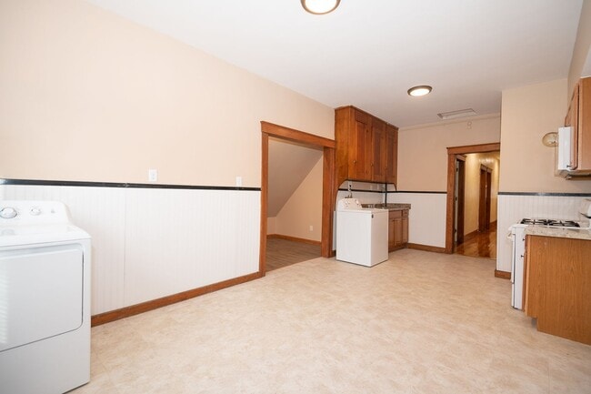 Building Photo - Convenient Location & Updated Amenities!