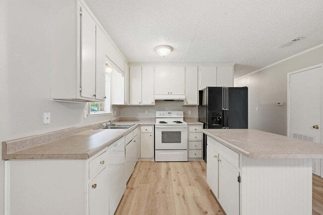 Building Photo - A small-town charm ready for move in!