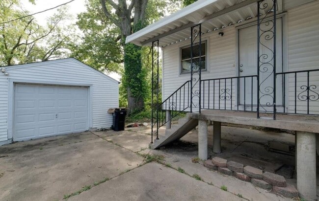 Building Photo - Section 8 Welcome !  Spacious 3 Br / 1 BA Home For Rent !