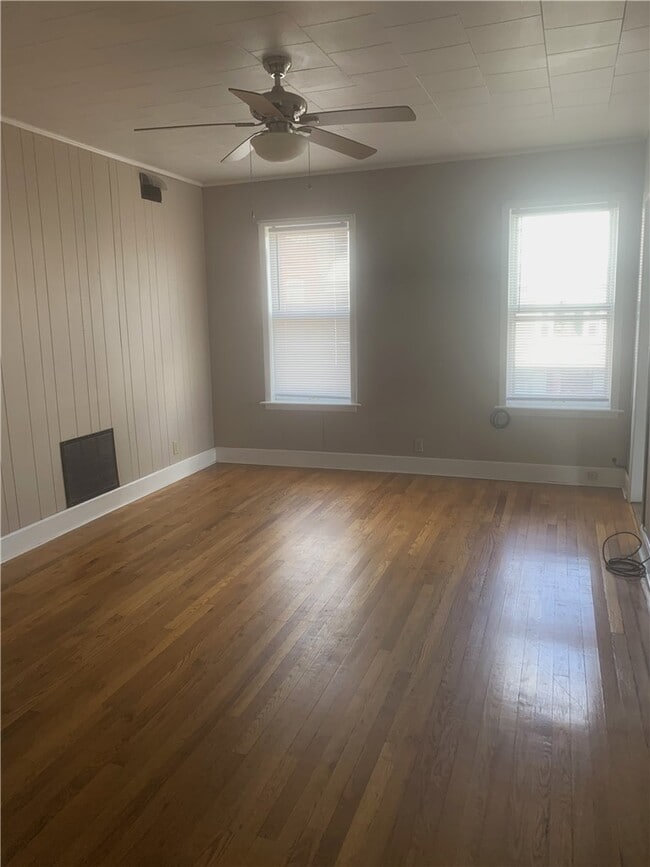 Building Photo - 219 W Main St