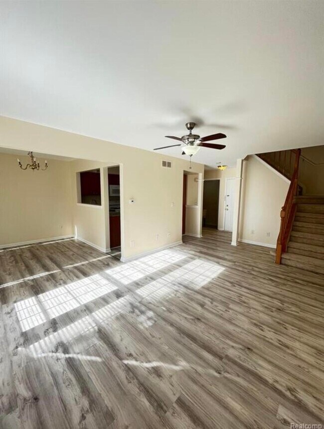 Building Photo - 3112 Village Cir N