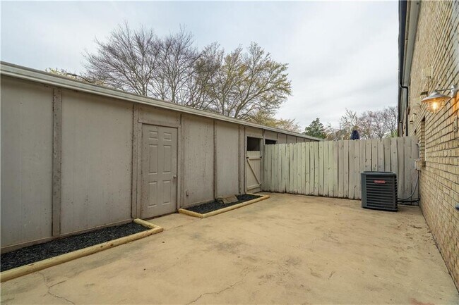 Building Photo - 330 Winding River Dr