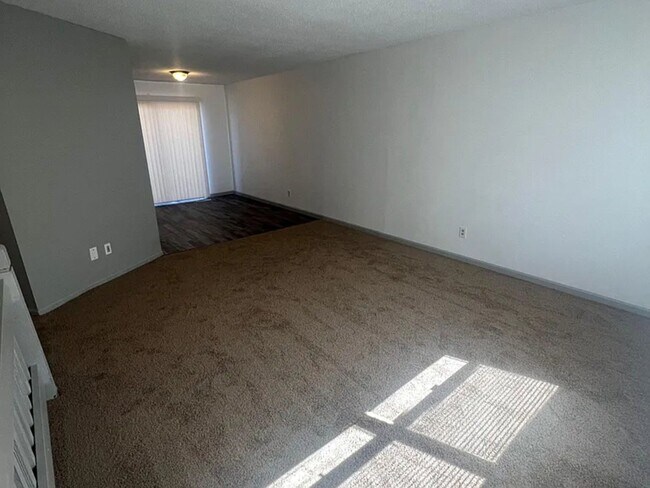 Building Photo - 431-431 Maple Grove Way