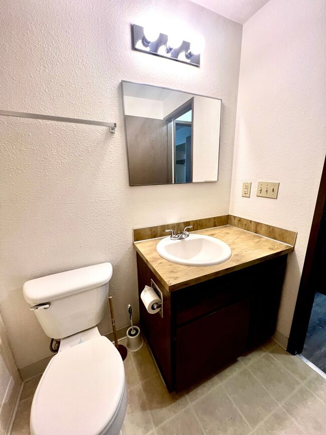 Building Photo - Upper-Floor Unit in Fourplex near Tacoma Mall