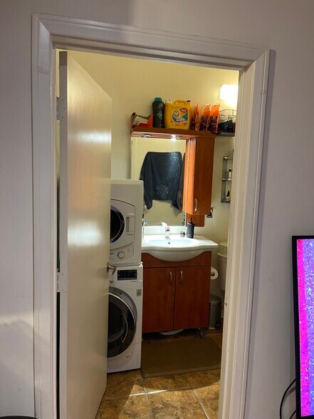 Building Photo - 312 W 5th St