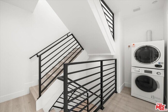 Building Photo - 4922 S Centinela Ave