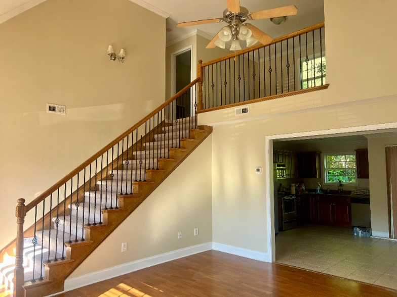 Building Photo - 30 Hiddenbrook Ln