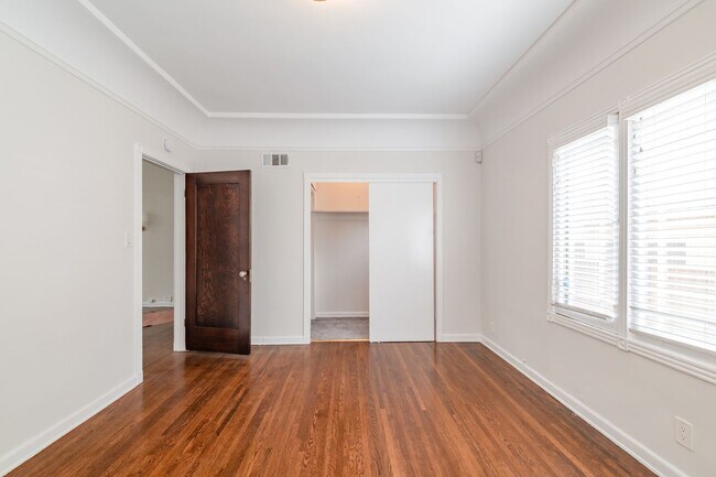 Building Photo - 6 Bed 5 Bath House with Fully Converted Co...