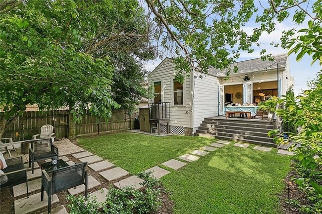 Building Photo - Gorgeous 3BD/2.5BA with Huge Backyard and Off Street Parking