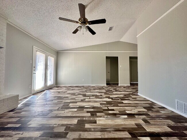Building Photo - Updated 4 Bedroom Home w/ Gorgeous Floors