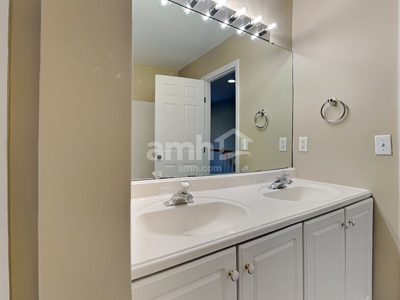 Building Photo - 10190 Meadowknoll Dr