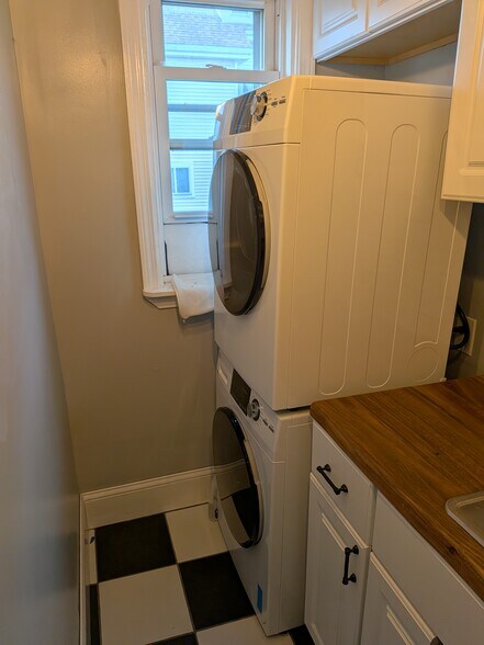 Building Photo - 82 Gladstone St