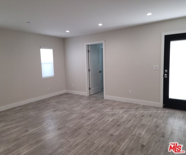 Building Photo - 422 Almond Ave