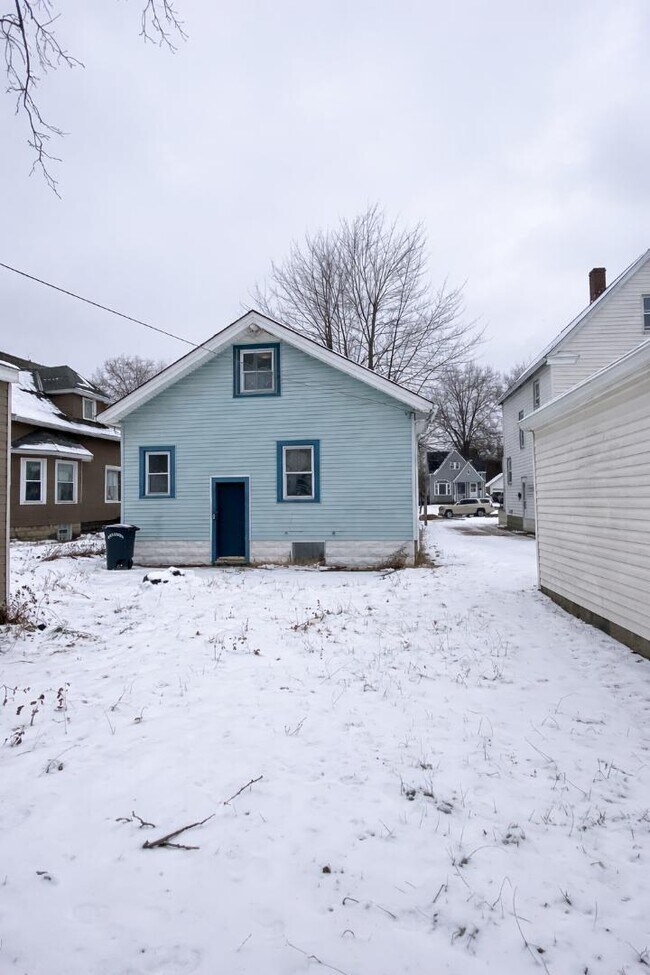 Building Photo - 260 Spruce St